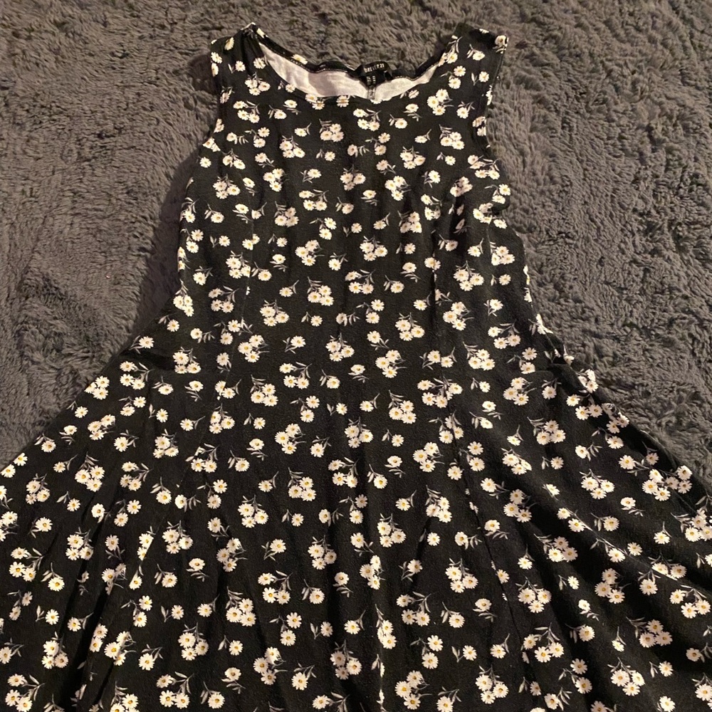 Forever 21 black and white daisy dress